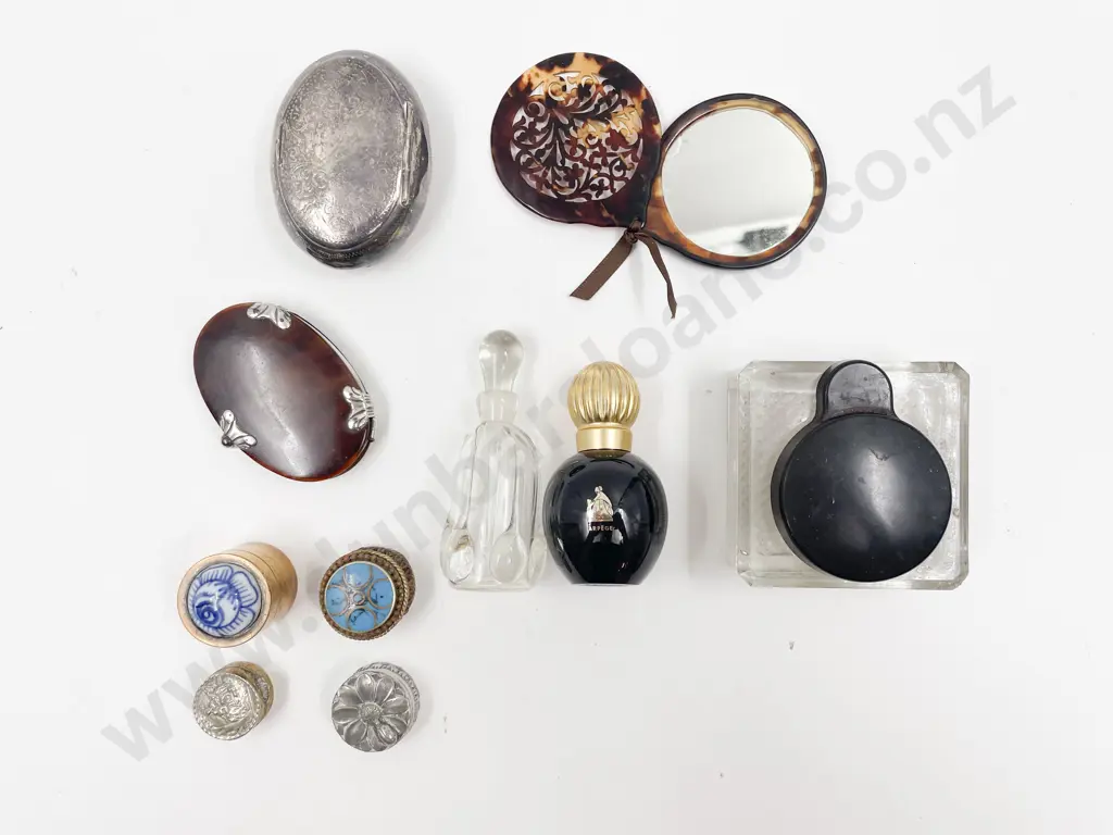 Quantity of Assorted Vintage Vanity Items & Pill Boxes etc Image 1++