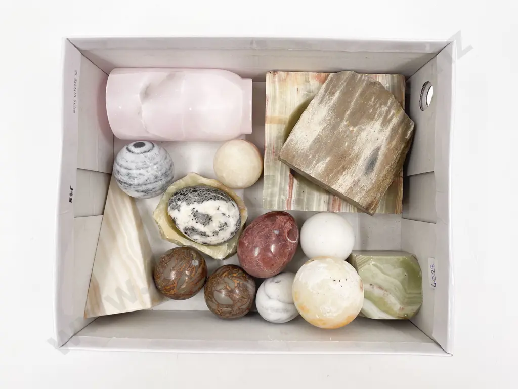 Quantity of Assorted Hardstone Ornaments etc Image 1++