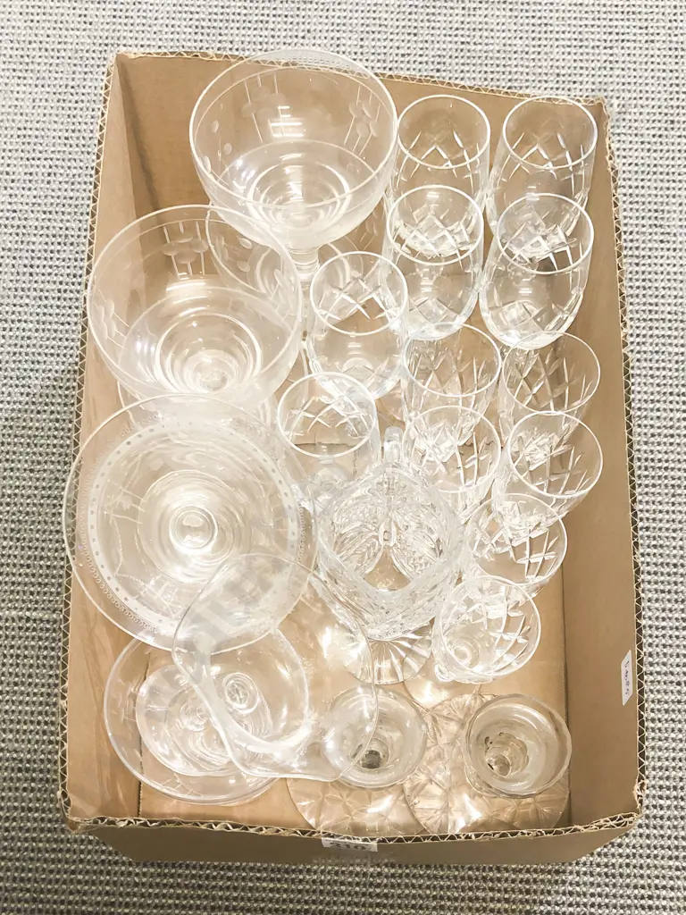 Quantity of Assorted Crystal & Glassware Image 1++