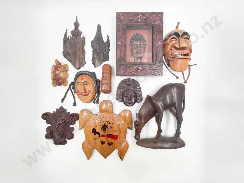 Eleven Assorted Tourist Artefacts Image 1++