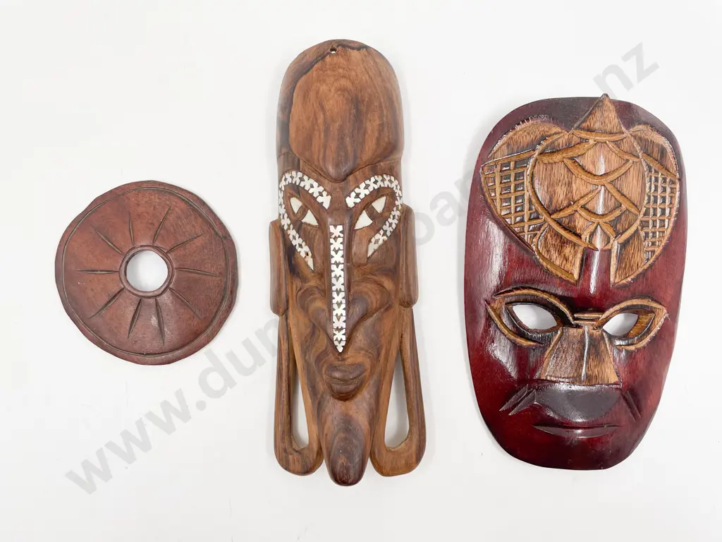 Nine Assorted Tourist Artefacts Image 1++
