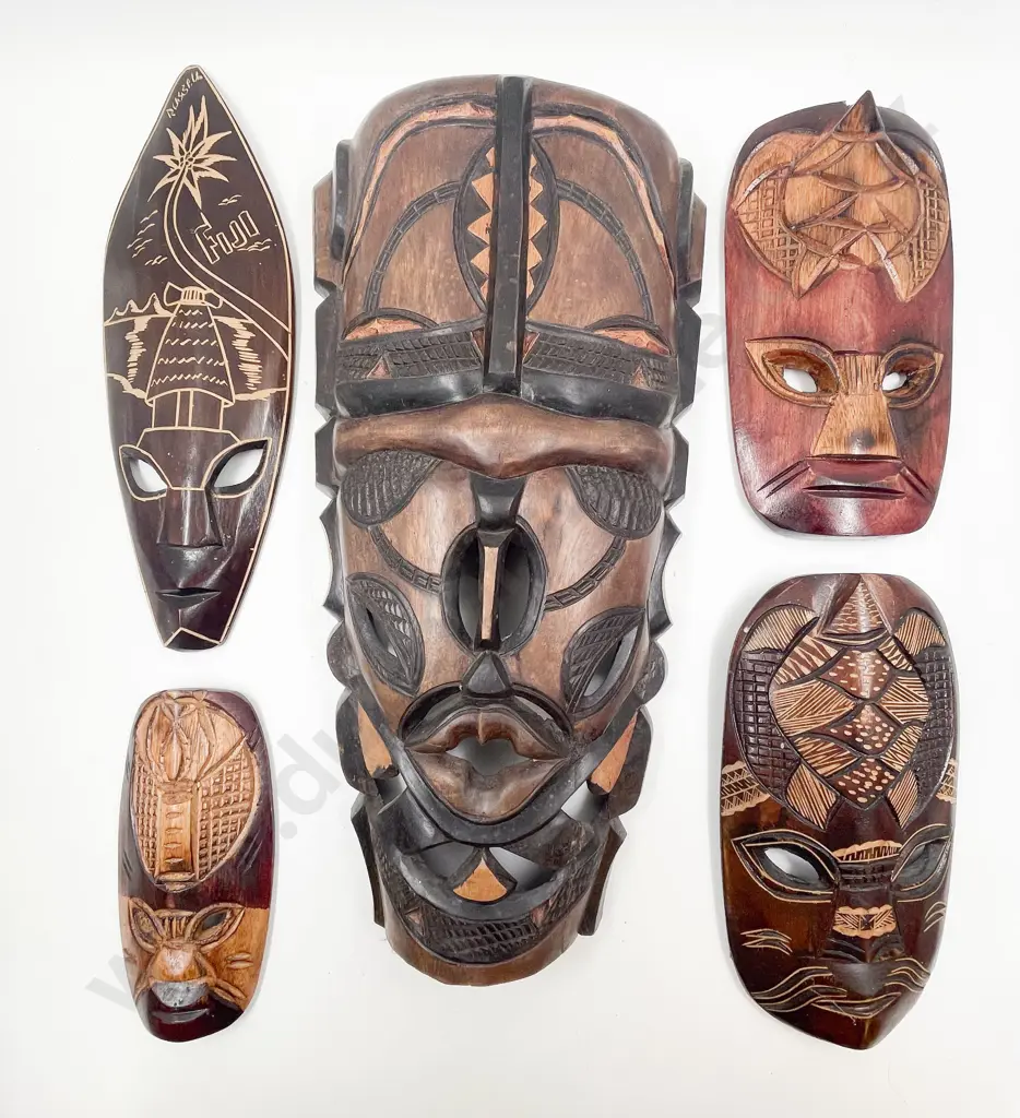 Nine Assorted Tourist Artefacts Image 1++