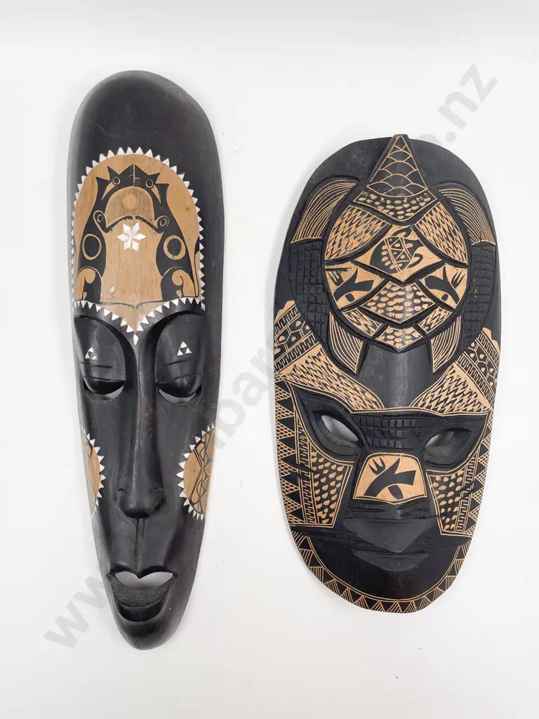 Nine Assorted Tourist Artefacts Image 1++