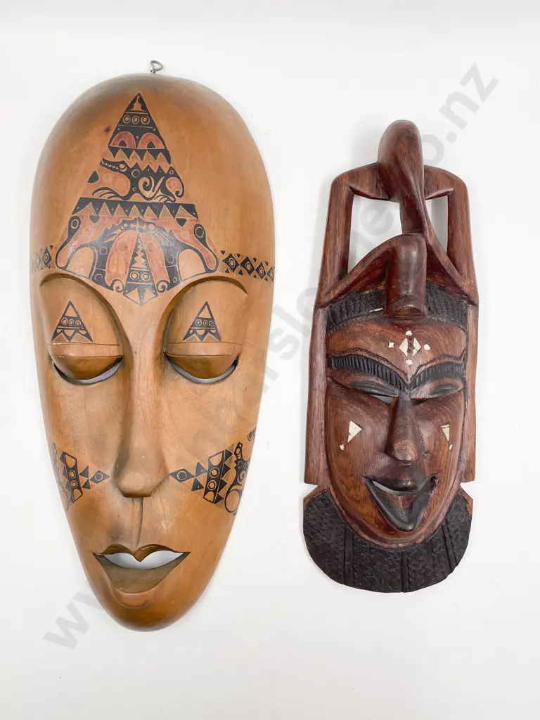 Eight Assorted Tourist Artefacts Image 1++
