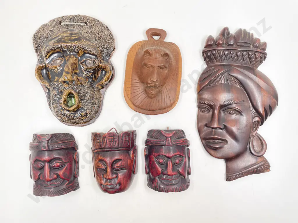 Eight Assorted Tourist Artefacts Image 1++