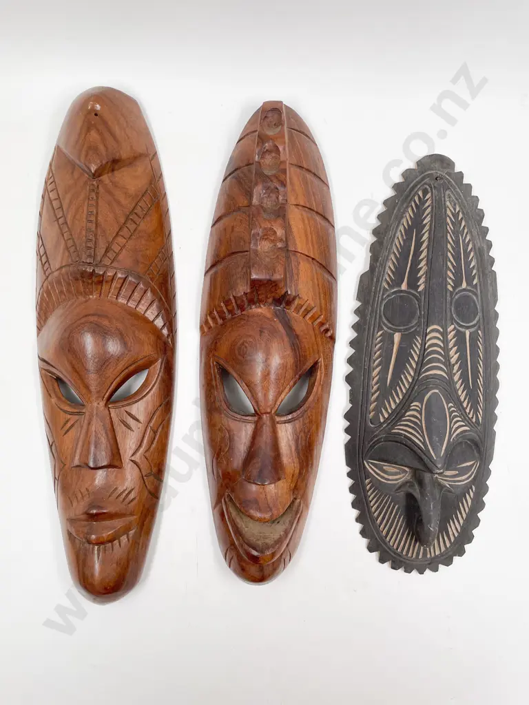 Eight Assorted Tourist Artefacts Image 1++