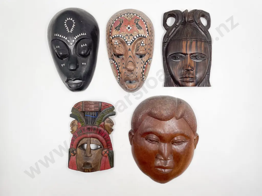 Eight Assorted Tourist Artefacts Image 1++
