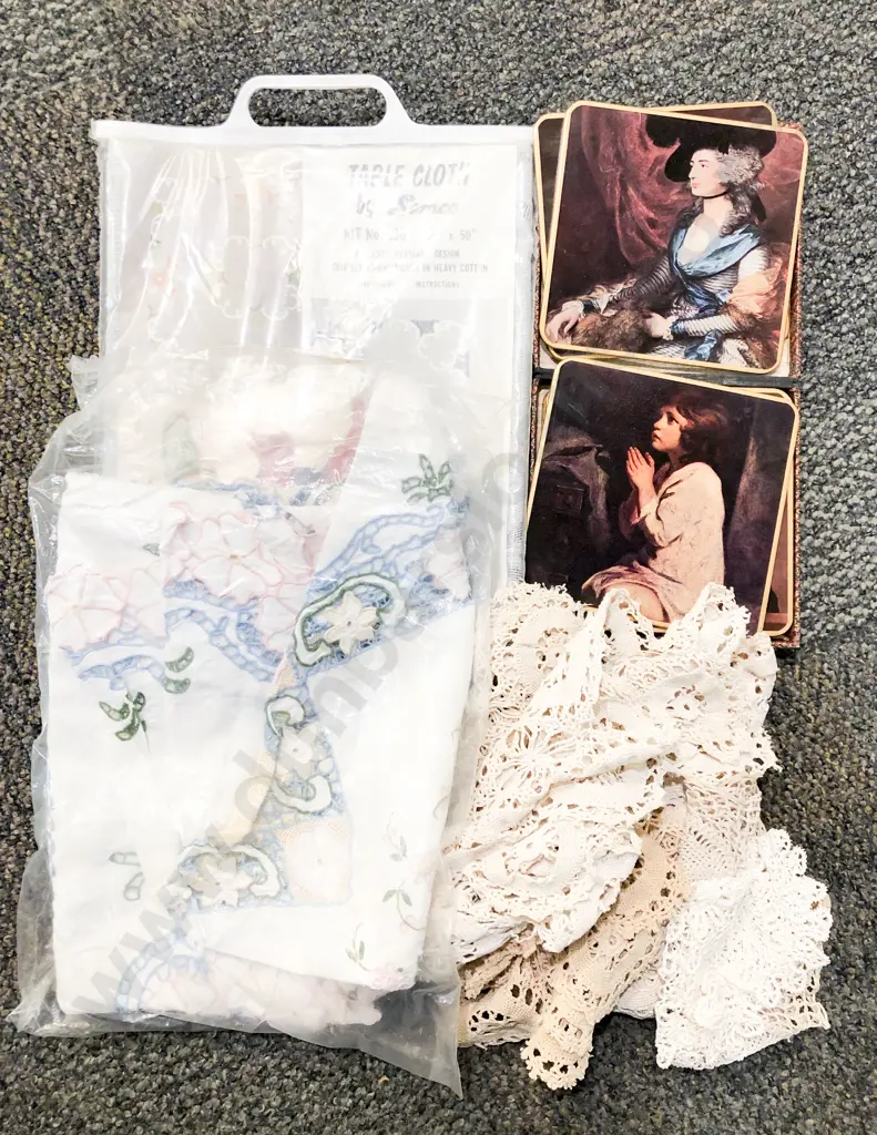 Box of Assorted Linen and Placemats etc Image 1++