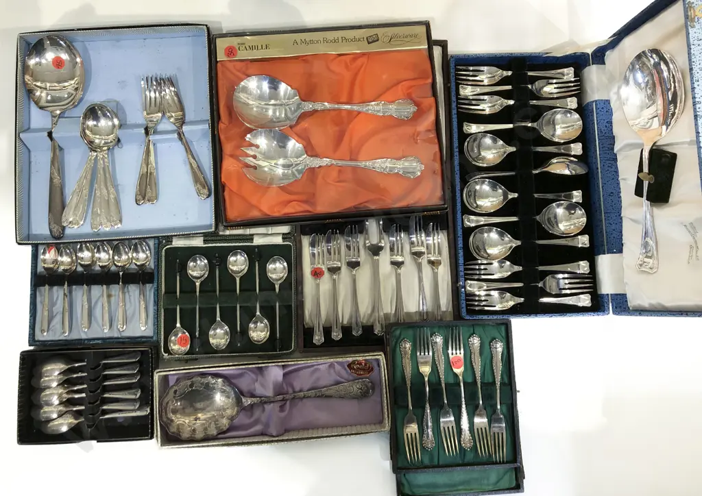 Quantity of Assorted Boxed Cutlery Image 1++