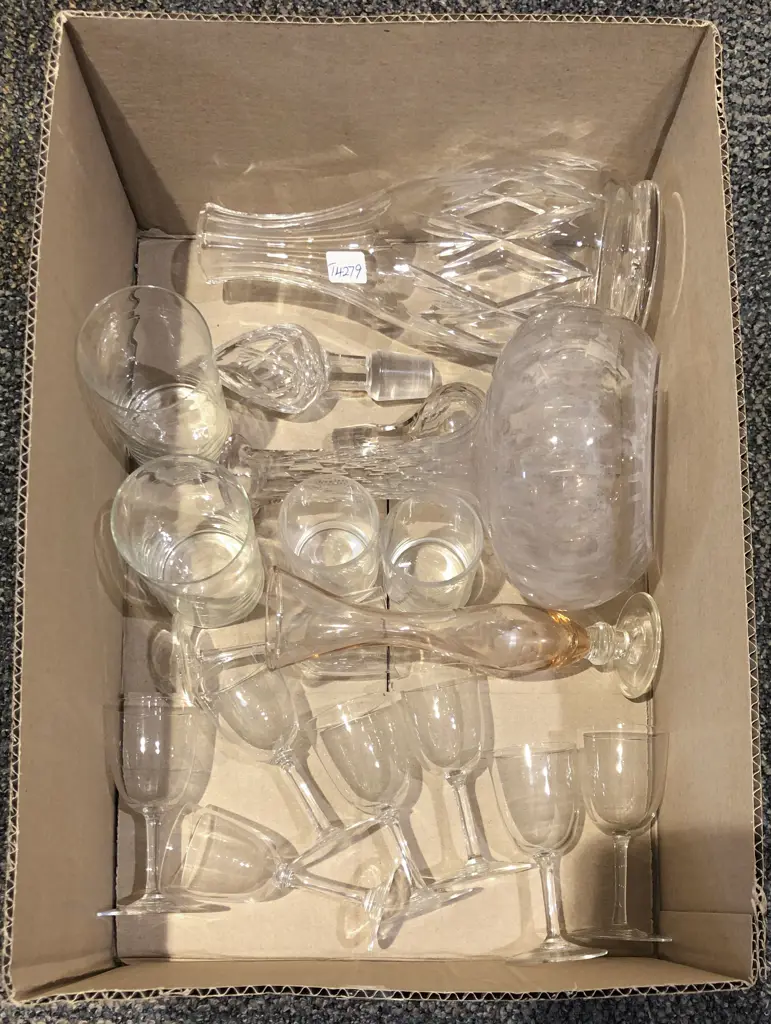 Quantity of Assorted Glassware Image 1++