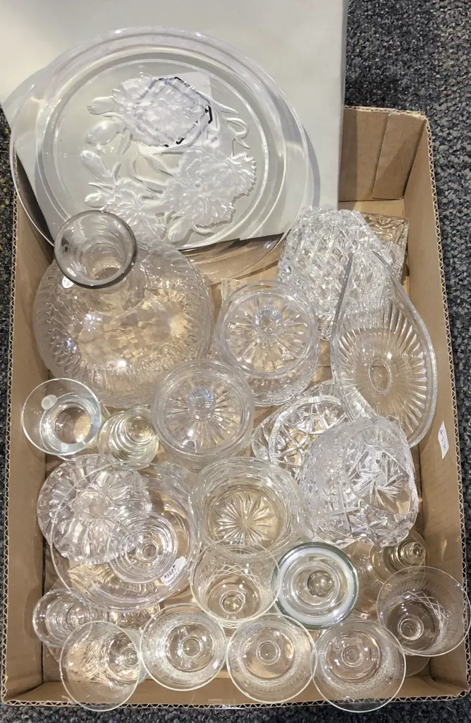 Quantity of Assorted Crystal & Glassware Image 1++