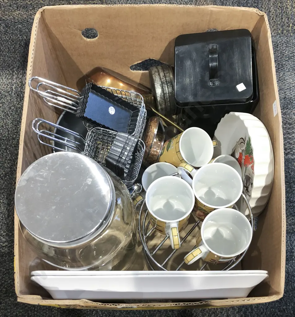 Box of Assorted Kitchenalia & Crockery Image 1++