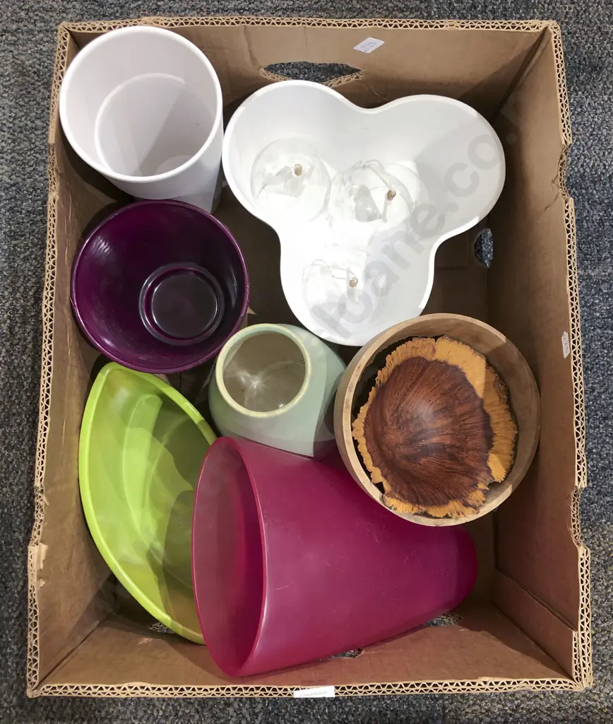 Quantity of Assorted Modern Vases etc Image 1++