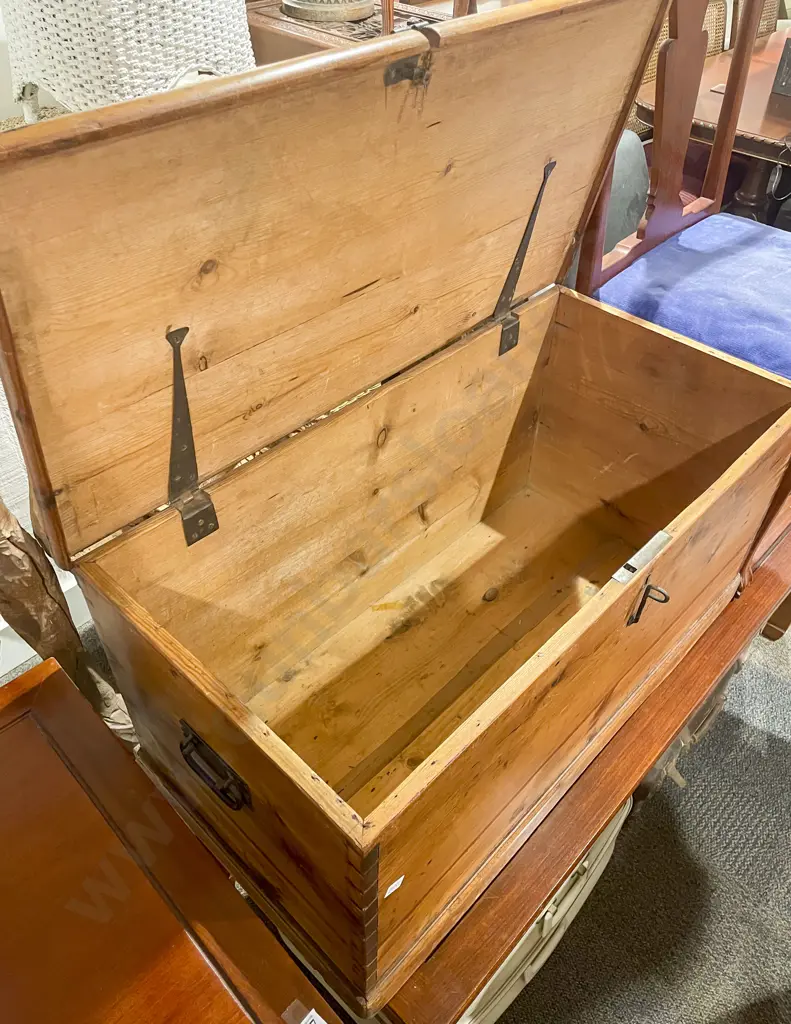 Pine Blanket Chest Image 1++