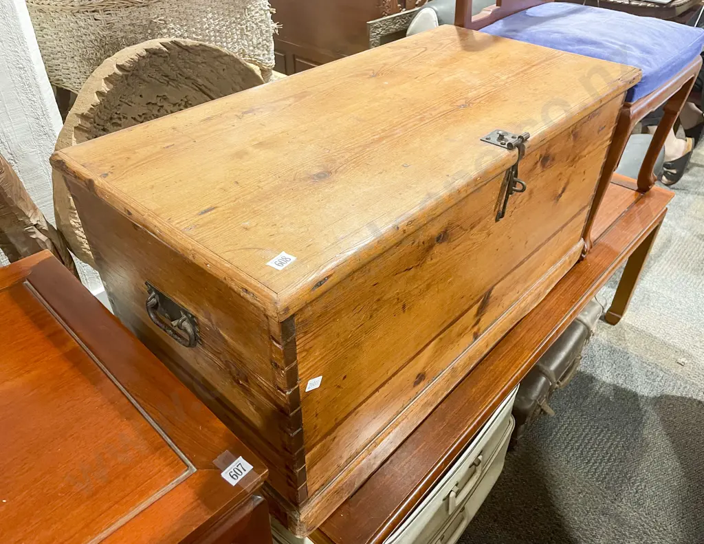 Pine Blanket Chest Image 1++