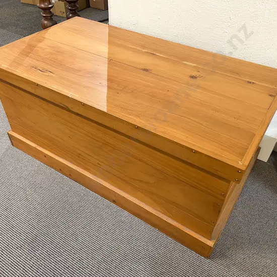 Rimu Blanket Chest