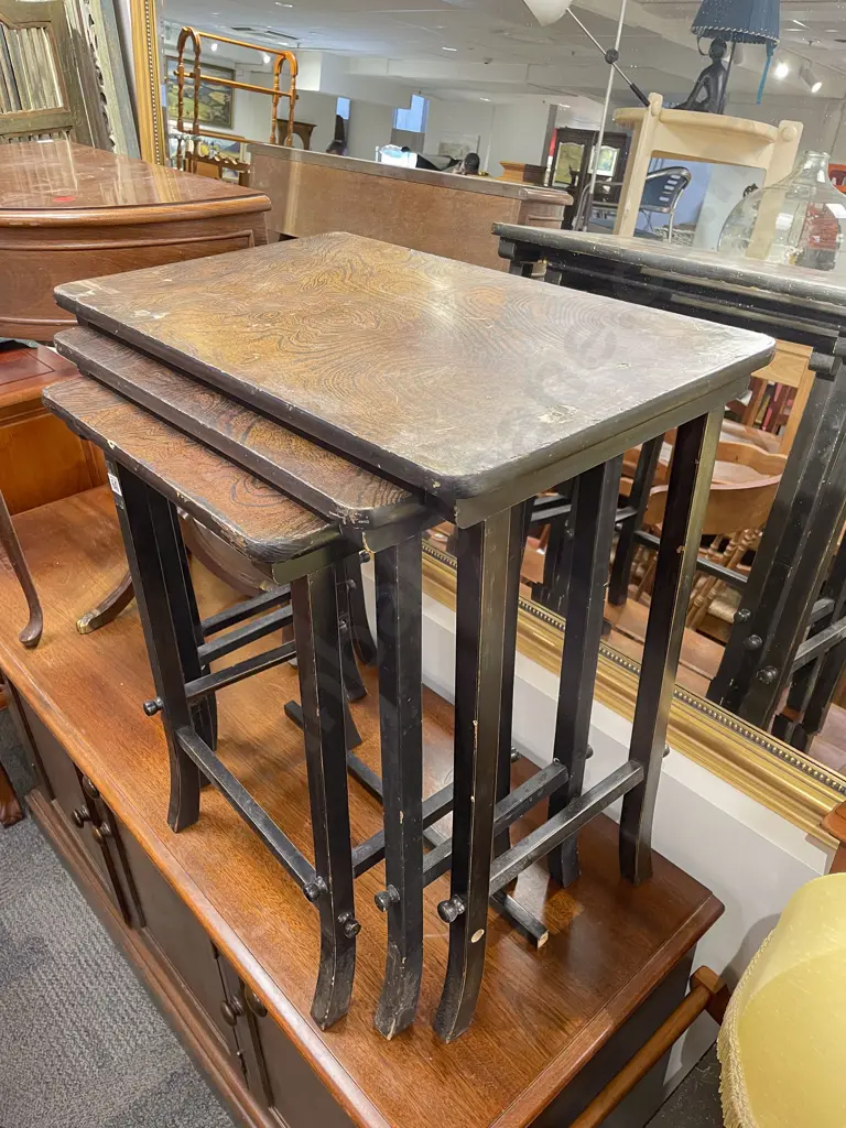Lacquered Nest of Three Tables Image 1++