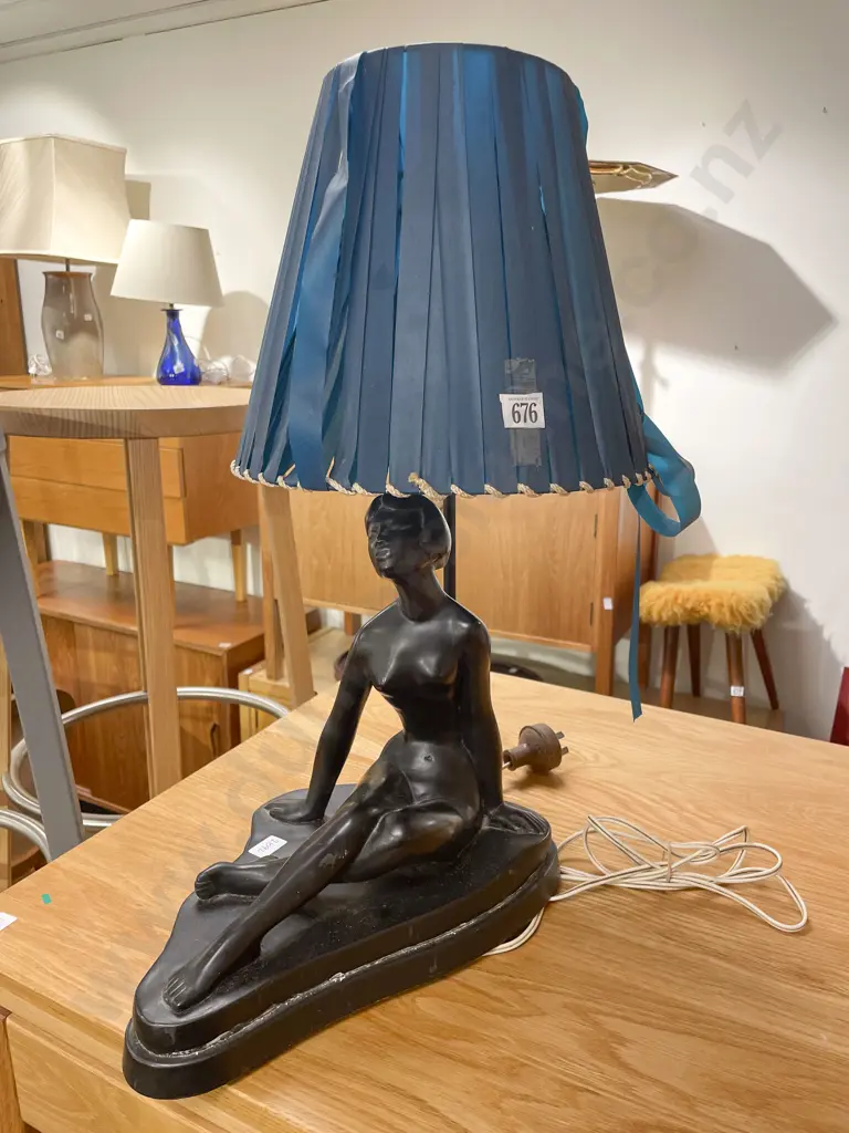 Mid Century Figural Table Lamp Image 1++