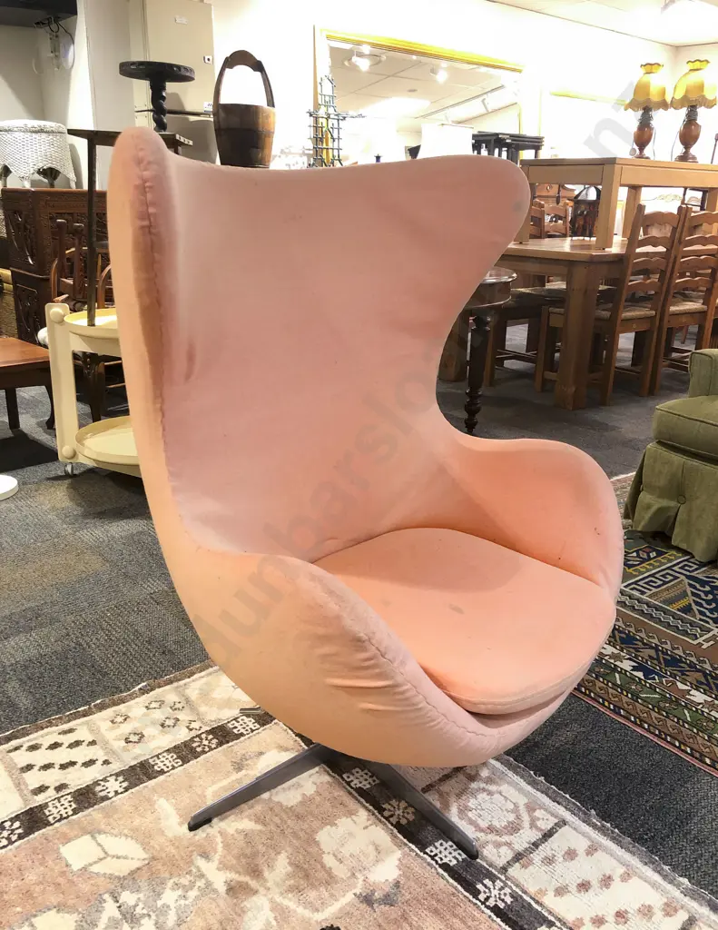 Mid Century Design Egg Chair Image 1++
