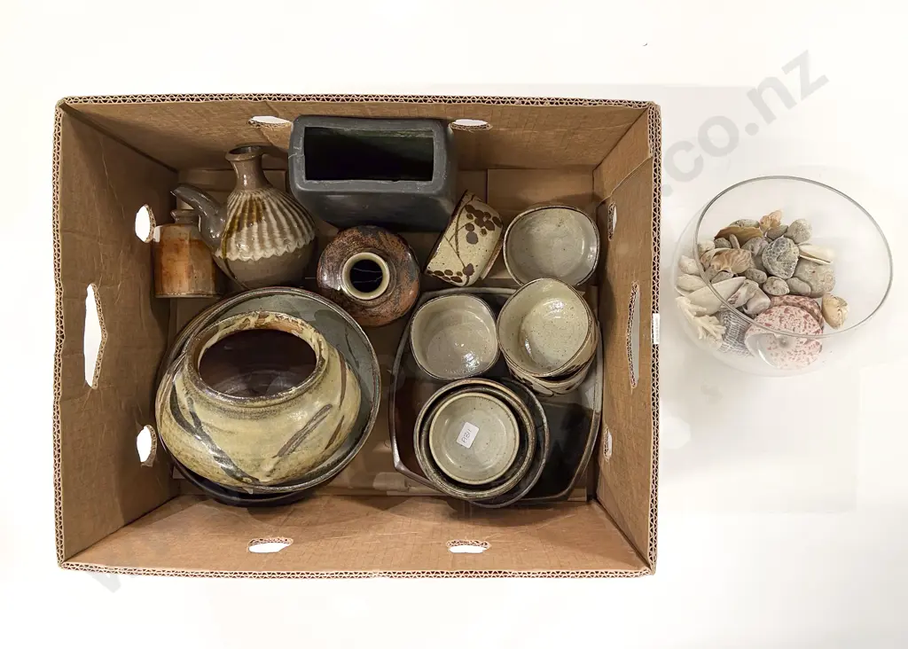 Box Quantity of Assorted Pottery etc Image 1++
