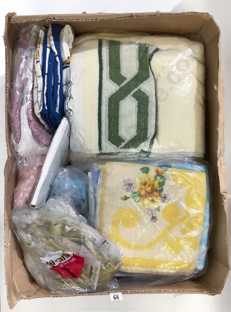Box Quantity of Assorted Linen & Vintage Kitchen Linens Image 1++