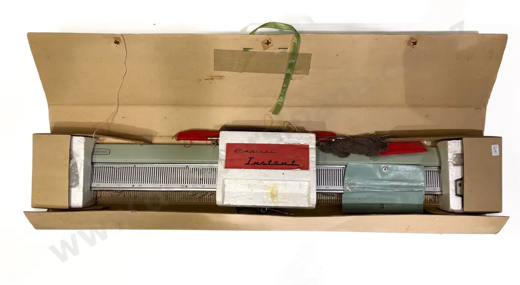 Vintage Imperial Knitting Machine in Original Box Image 1++