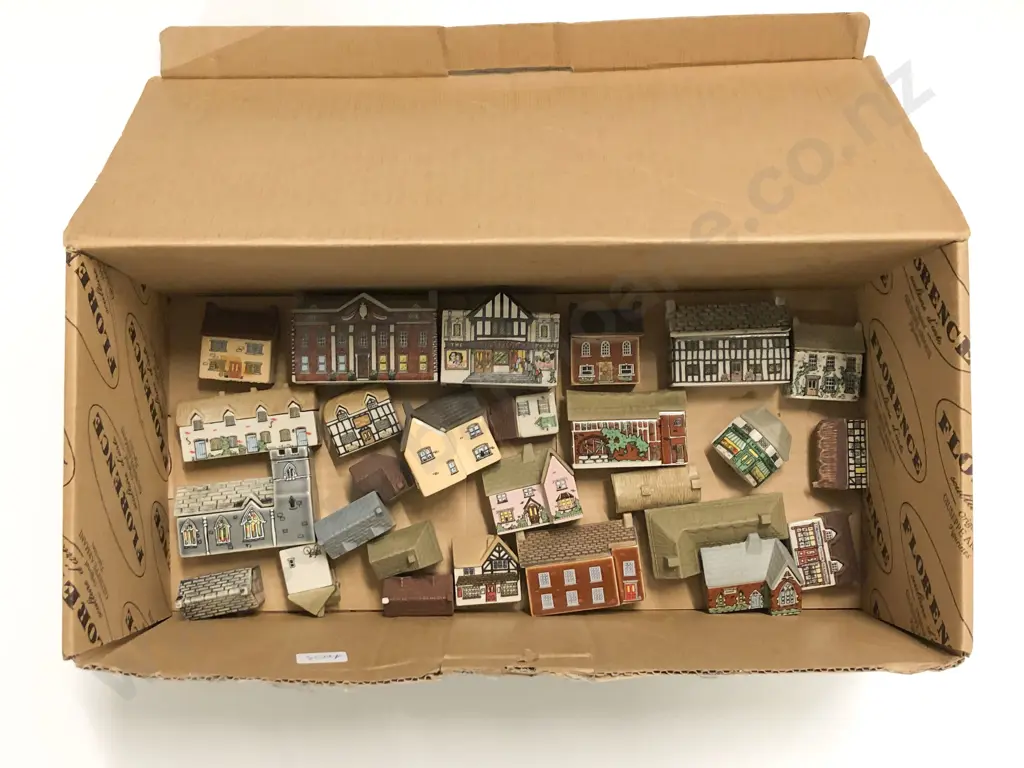 Small Quantity of Assorted Miniature Buildings Image 1++
