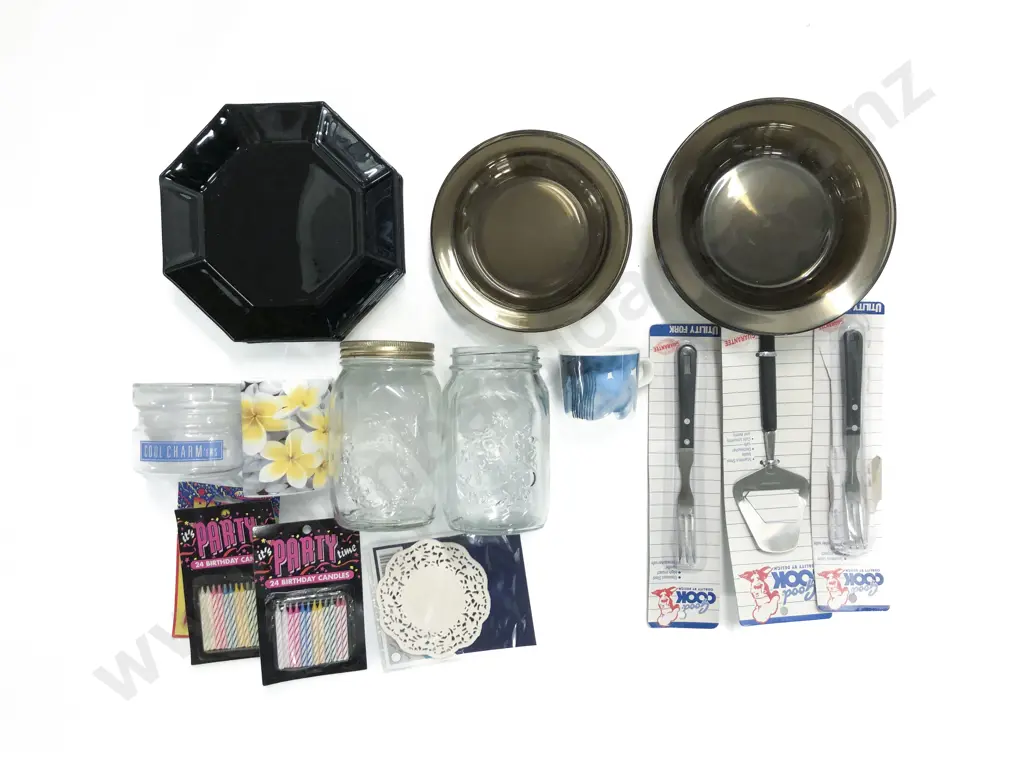 Quantity of Assorted Kitchenware etc Image 1++