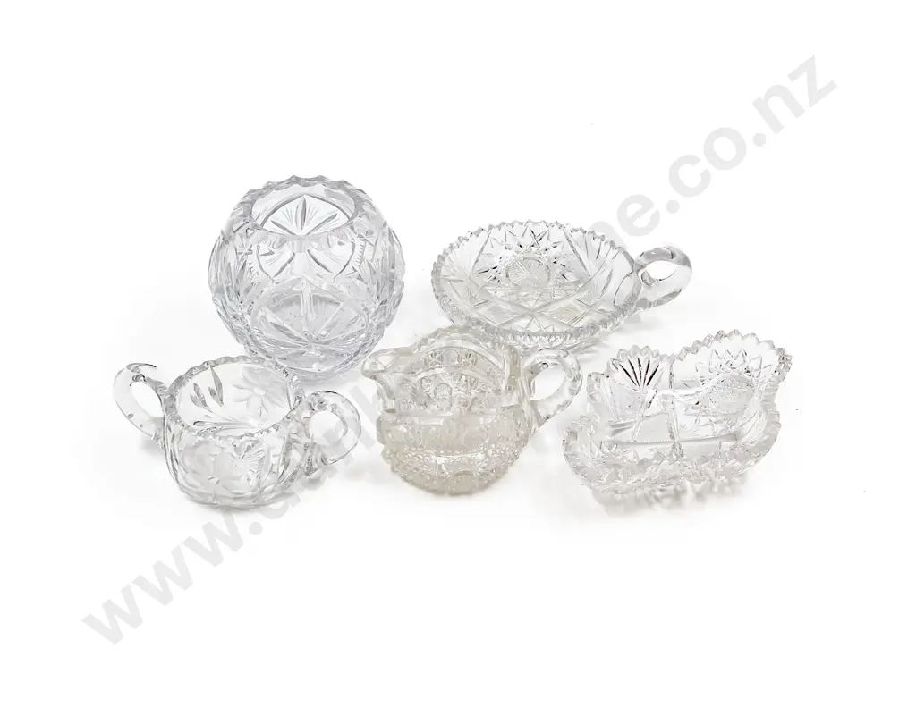 Small Quantity of Assorted Crystal & Glassware Image 1++