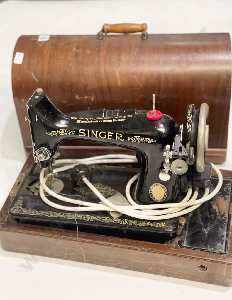 Singer Sewing Machine in Case Image 1++