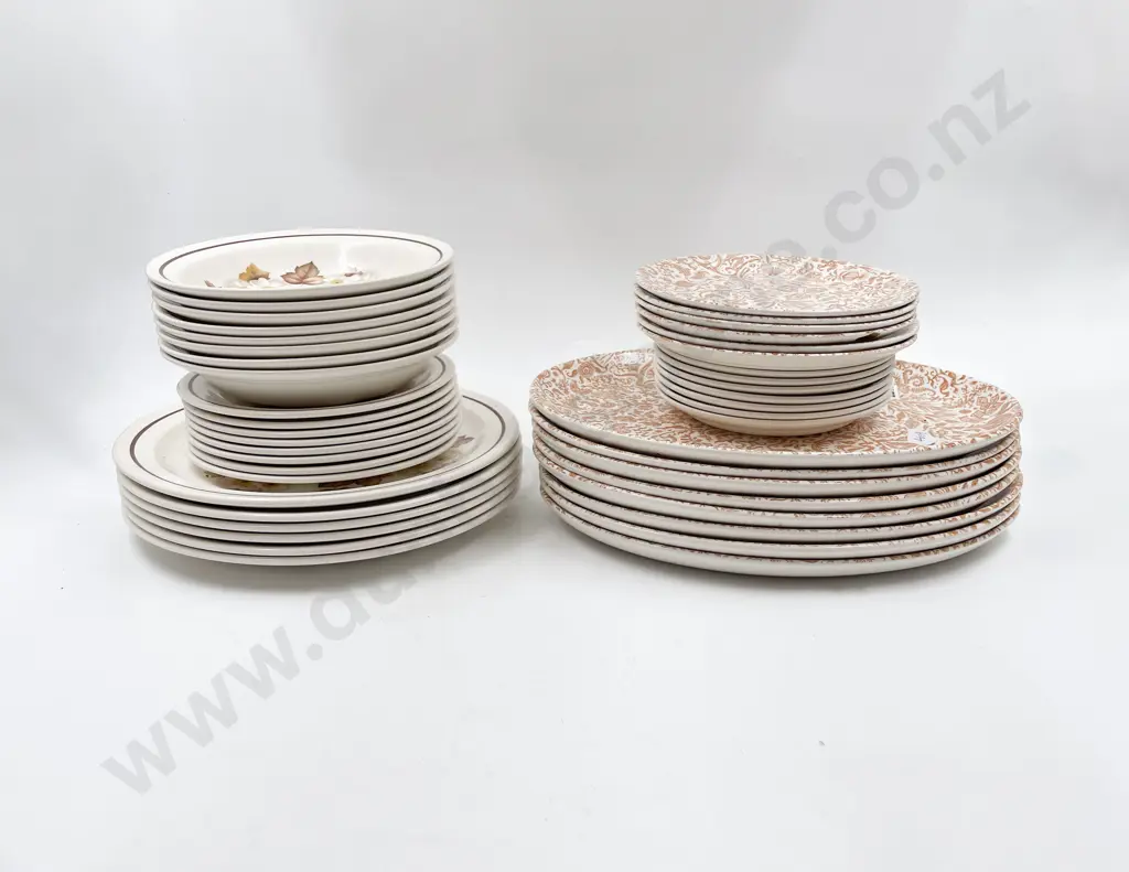 Quantity of Assorted NZ Ceramics etc Image 1++