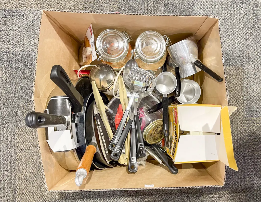 Box of Assorted Kitchenware Image 1++