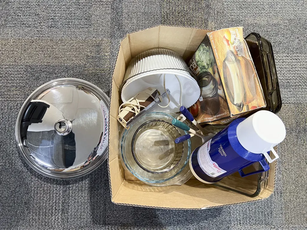 Box of Assorted Kitchen Serving Ware etc Image 1++