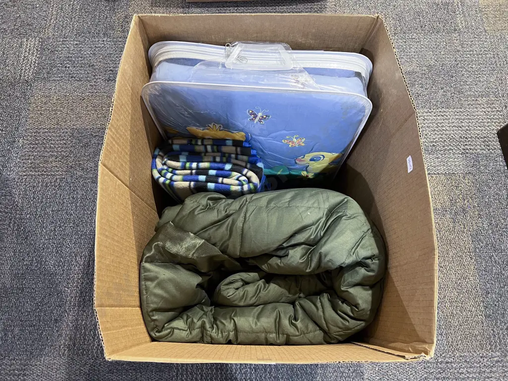 Box of Assorted Linens Image 1++