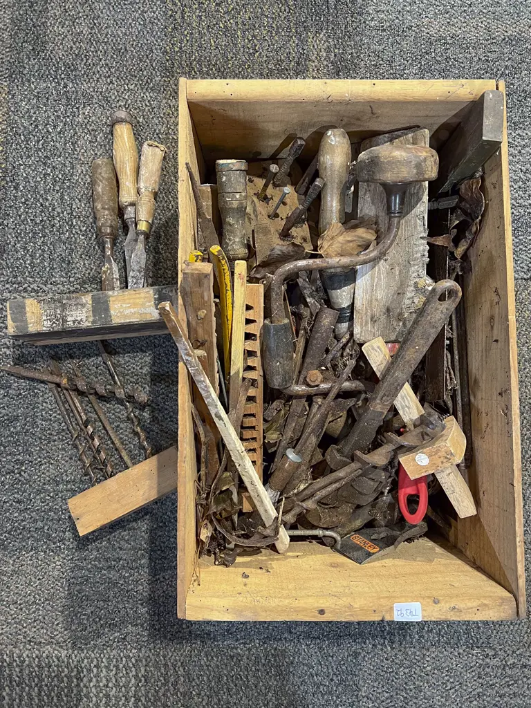 Box Quantity of Assorted Vintage Tools Image 1++
