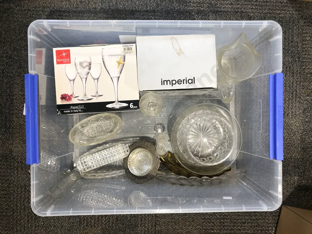Box of Assorted Glassware Image 1++
