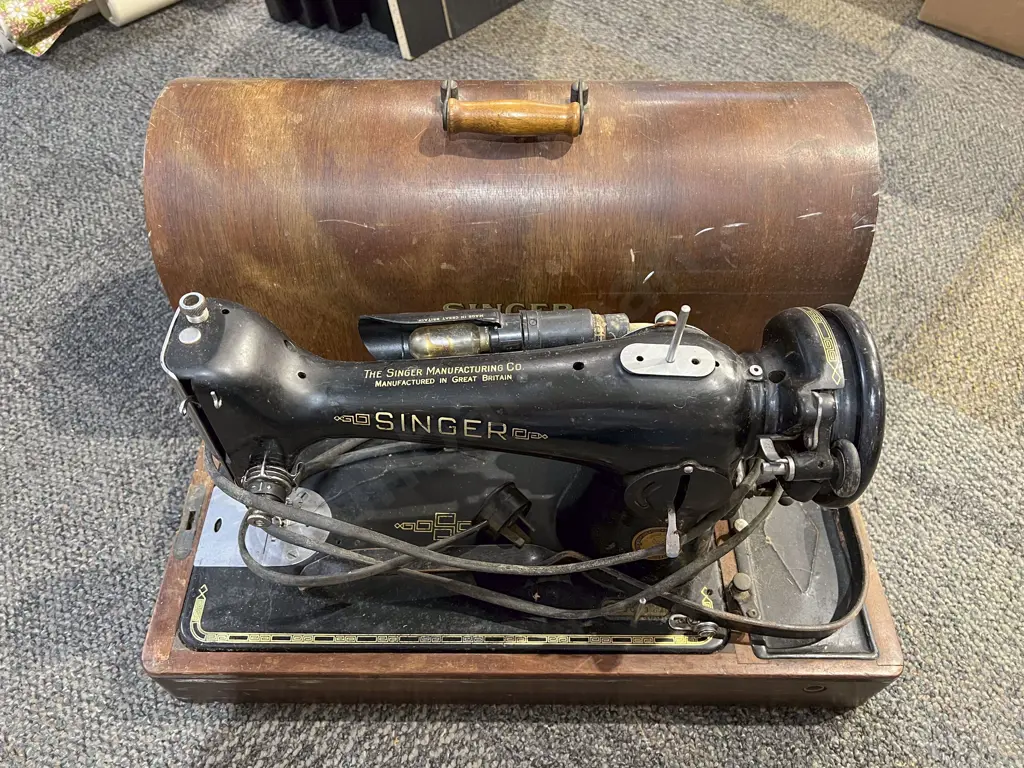 Singer Sewing Machine in Case Image 1++