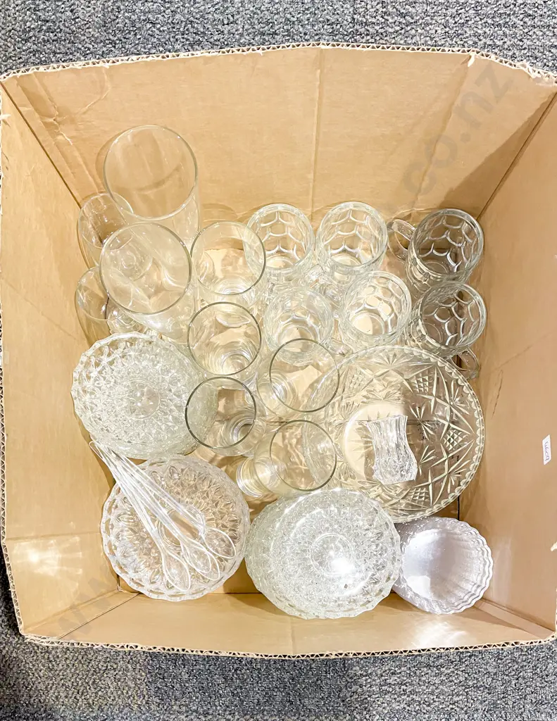 Quantity of Assorted Glassware Image 1++