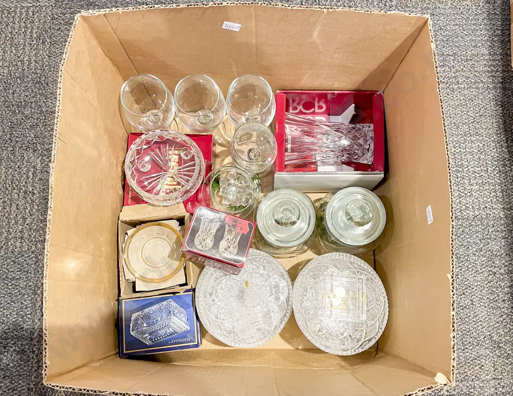 Quantity of Assorted Glassware Image 1++