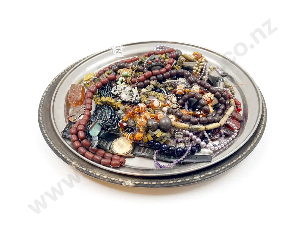 Quantity of Assorted Costume Jewellery Necklaces etc Image 1++