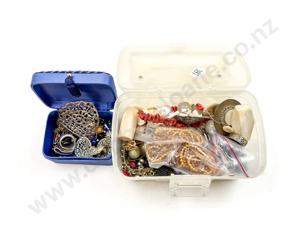 Quantity of Assorted Costume Jewellery Loose Beads etc Image 1++