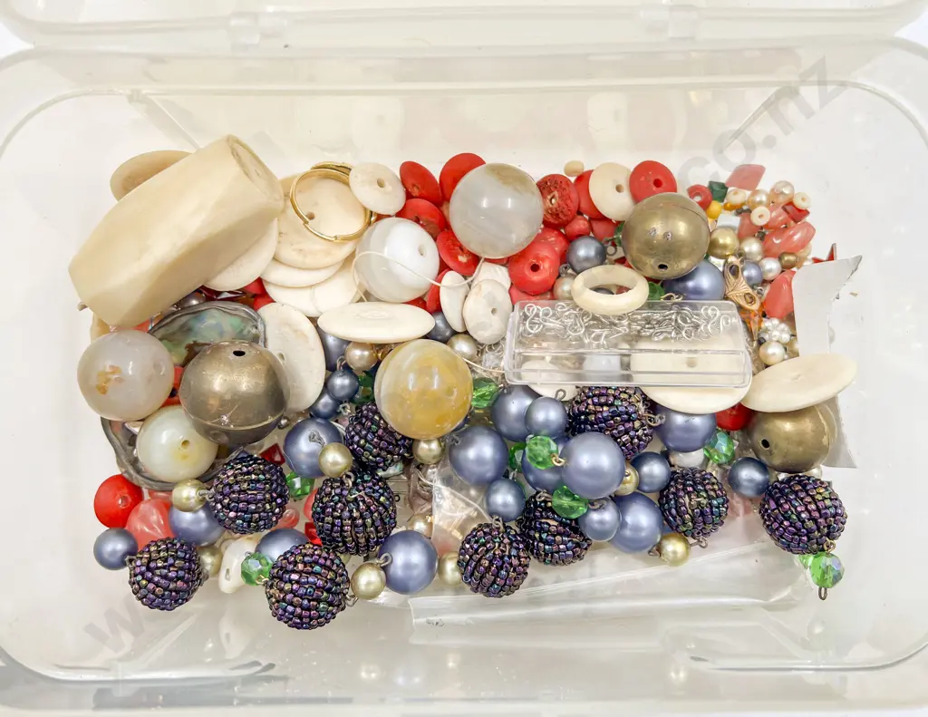 Quantity of Assorted Costume Jewellery Loose Beads etc Image 1++