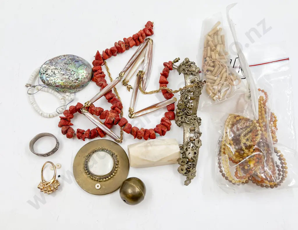 Quantity of Assorted Costume Jewellery Loose Beads etc Image 1++