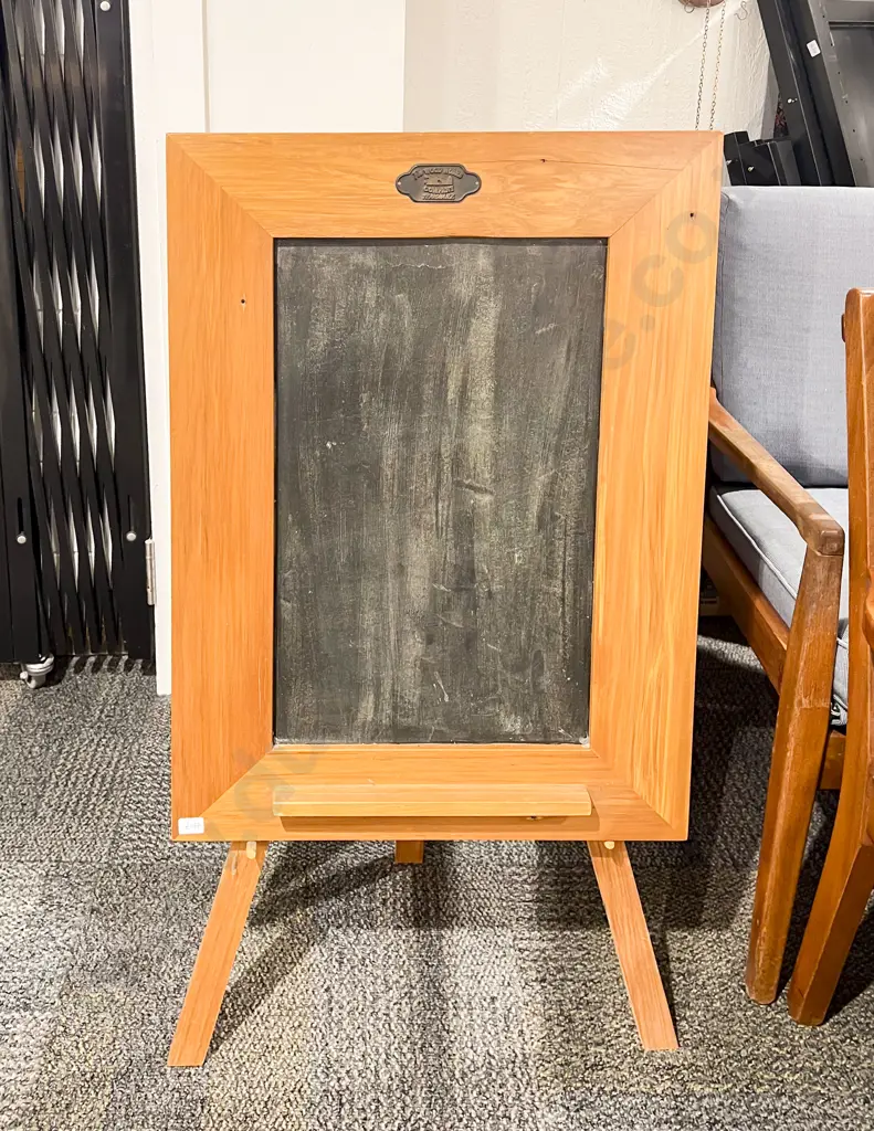 Easel with Blackboard Image 1++