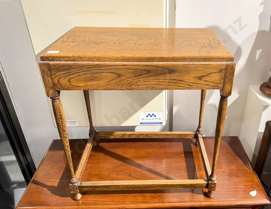 Small Oak Side Table Image 1++