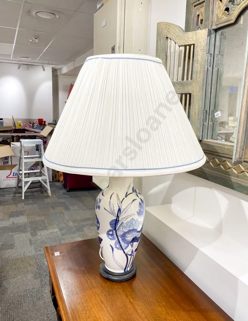 Blue & White Vase Form Table Lamp Image 1++