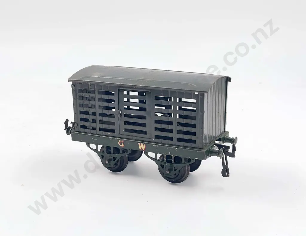 Hornby O Gauge Milk Van on Early Chassis with four milk churns Image 1++