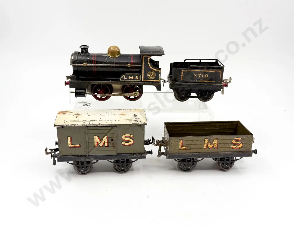 Hornby O Gauge C1924 Clockwork No O Locomotive and Tender LMS 2710 with two wagons Image 1++