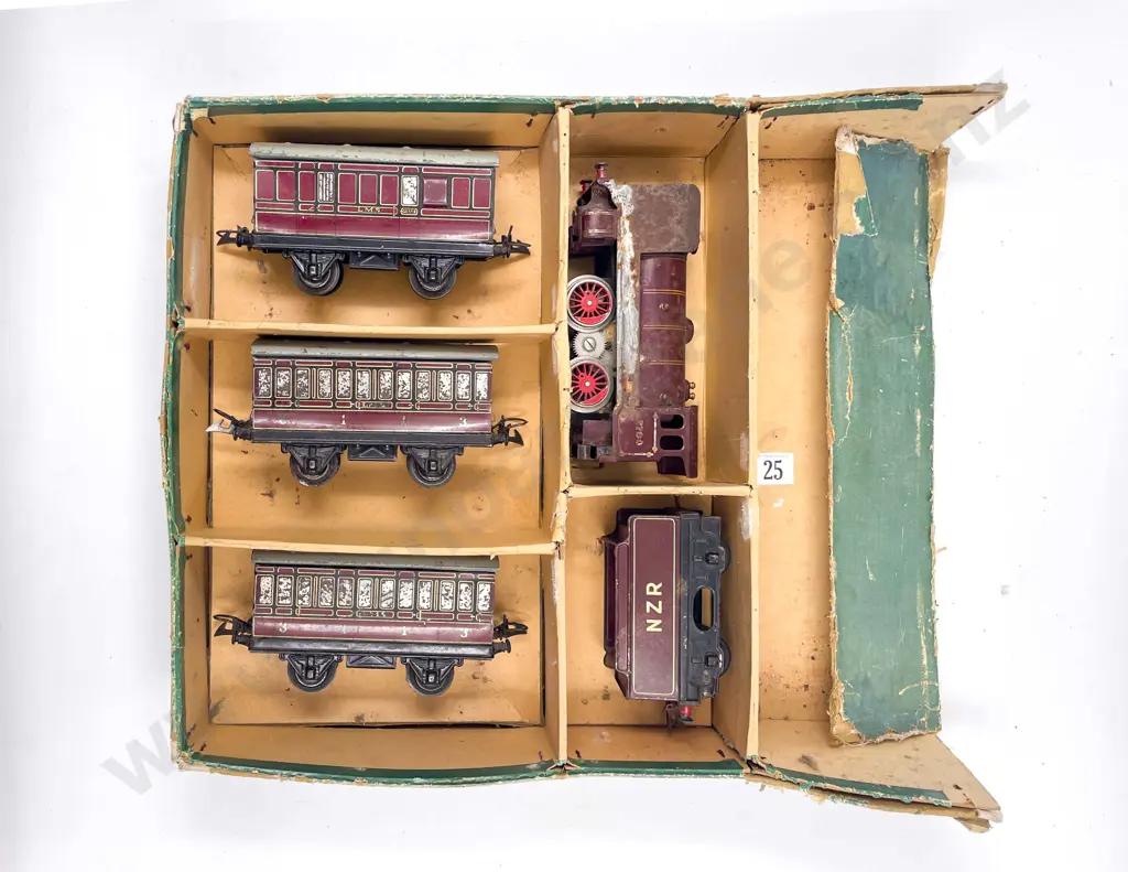 Hornby Train Box O Gauge with Locomotive and Wagons Image 1++