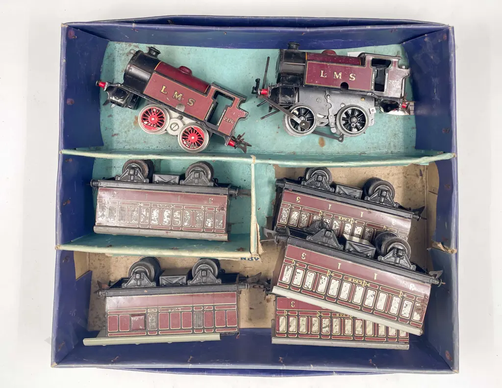 Hornby Train No 101 Tank Passenger Set Box O Gauge with Locomotives and Wagons Image 1++